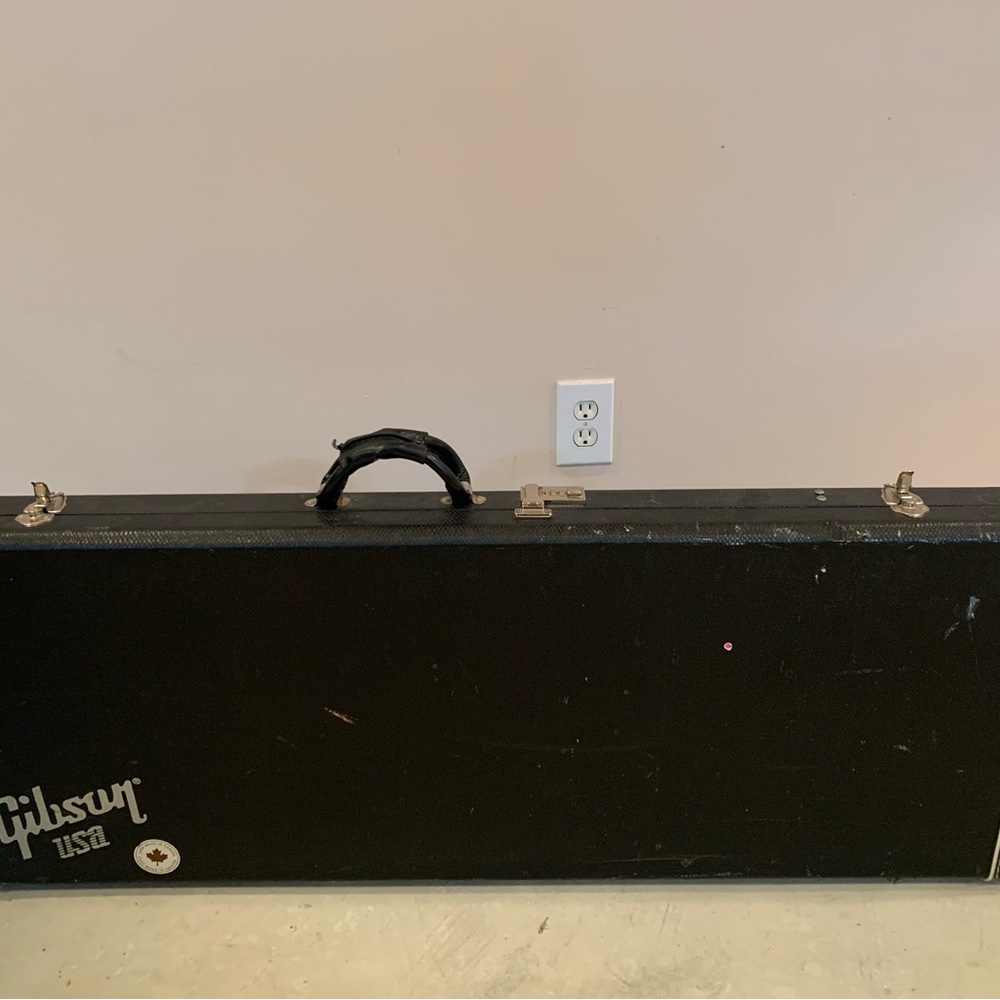 Fender guitar case used outside has scratches inside nice and furry